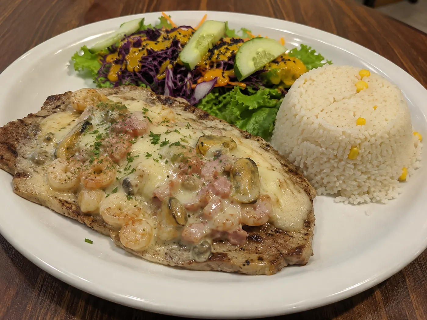 Filete especial Muelle con mariscos gratinado con queso en Mariscos Muelle 27, Querétaro