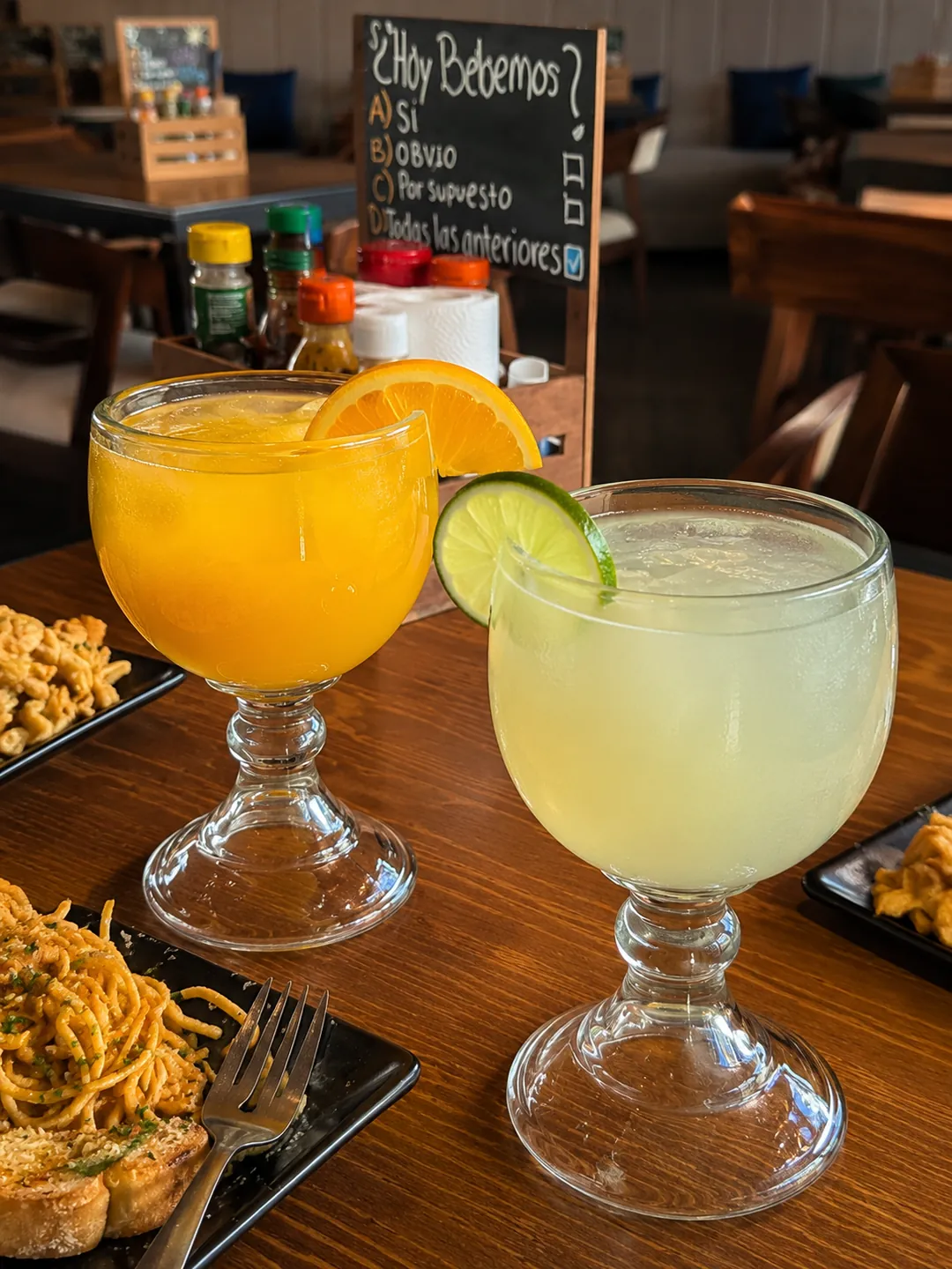 Limonada y naranjada en jarra recién exprimidas con hielo — Mariscos Muelle 27, Jardines del Cimatario, Querétaro