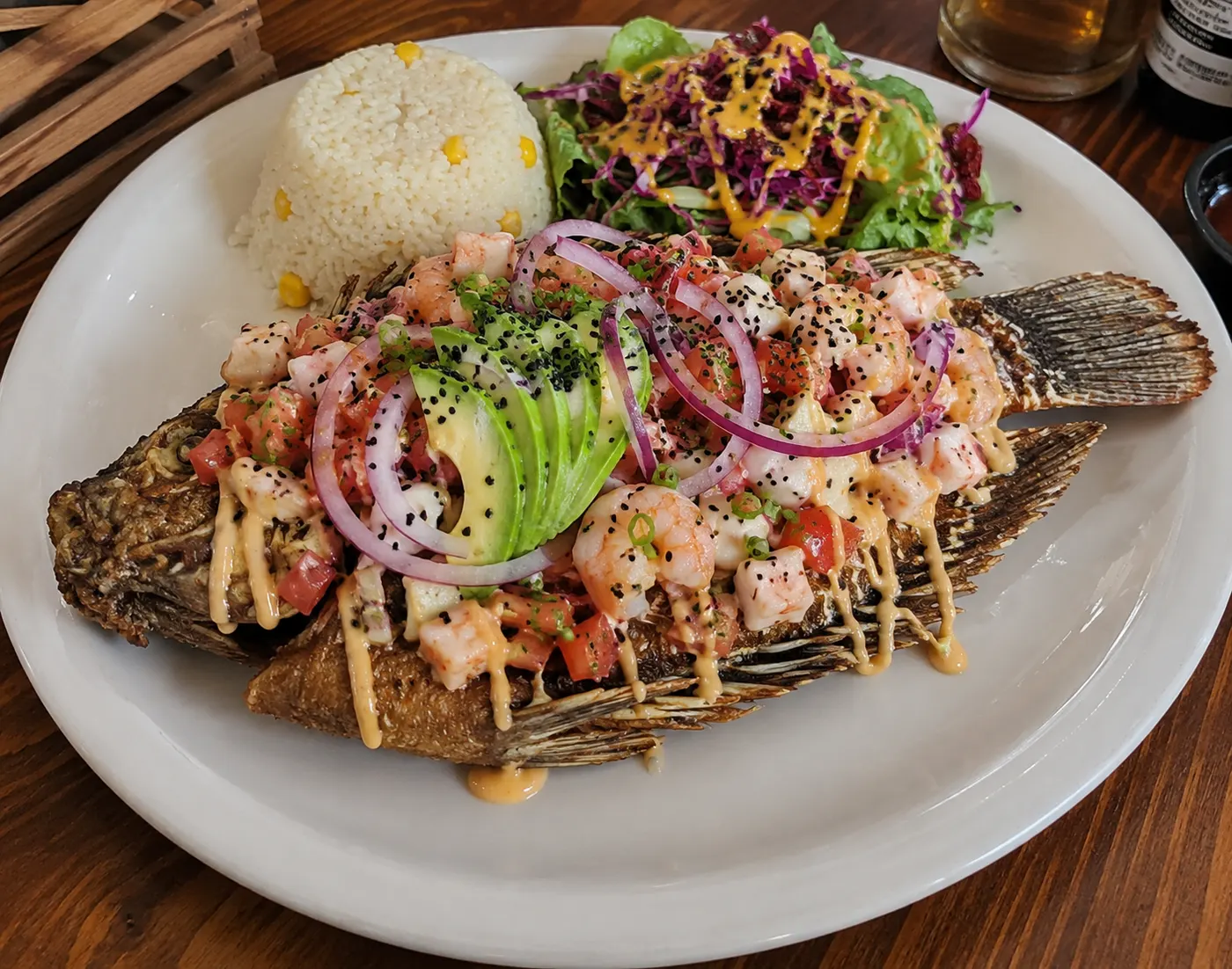Mojarra tuneada rellena con mariscos y gratinada con queso en Mariscos Muelle 27, Querétaro